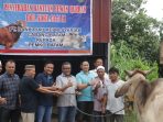 Jefridin Bersama Bank Riau Kepri Syariah Cabang Batam, Serahkan Bantuan Satu Ekor Sapi Kurban
