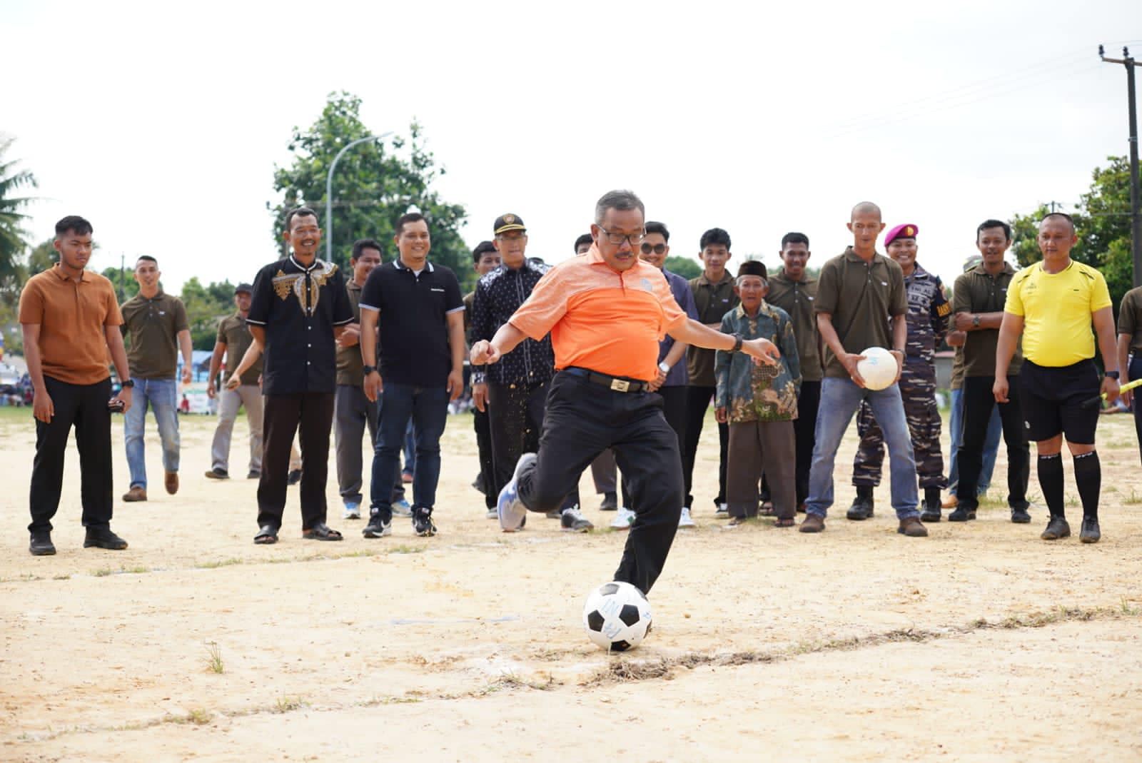 Jefridin Lakukan Tendangan Awal Sebagai Tanda Dimulainya Turnamen Sepak Bola Bagan Cup 2023
